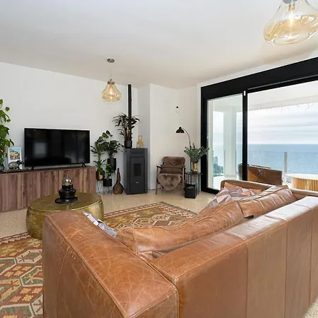 Gorgeous Stunning View With Pool Apartment