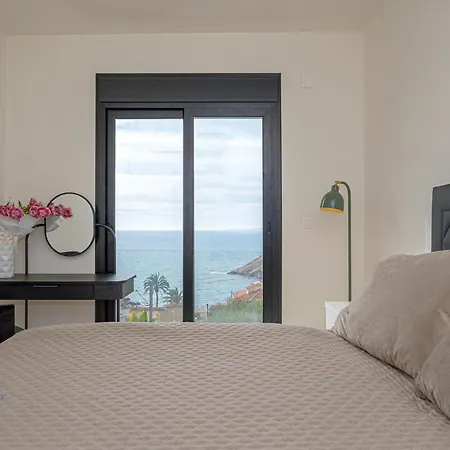 Gorgeous Stunning View With Pool Apartment